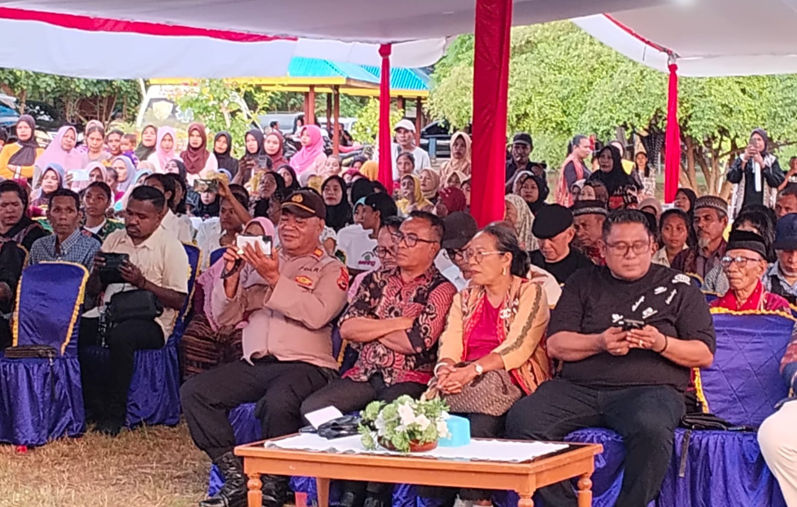 Ketua Majelis Sinode GMIT Pdt. Samuel Pandie (kanan), Sekda Alor Melkisedek Beli (ketiga kanan) dan jajaran tamu undangan, hadir di acara pembukaan rangkaian kegiatan Sidang MPH PGI dan HUT Ke-76 PGI, Kamis 22 Mei di Pantai TSAP Sebanjar, Alor. (Foto: doc fotografer Jhon Dael).