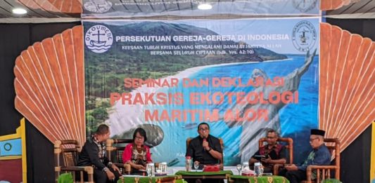 Ketum PGI di Seminar Nasional Ekoteologi Maritim Alor: Gereja Harus Melihat Laut Sebagai Sumber Kehidupan Ketua Umum PGI, Pdt. Jacklevyn Frits Manuputty (tengah) di seminar Nasional Eko-Teologi Maritim Alor, Senin 25 Mei 2026 di Aula Pola Tribuana Kalabahi. (Foto: doc fotografer Jhon Dael).
