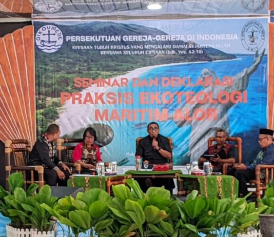 Ketum PGI di Seminar Nasional Ekoteologi Maritim Alor: Gereja Harus Melihat Laut Sebagai Sumber Kehidupan Ketua Umum PGI, Pdt. Jacklevyn Frits Manuputty (tengah) di seminar Nasional Eko-Teologi Maritim Alor, Senin 25 Mei 2026 di Aula Pola Tribuana Kalabahi. (Foto: doc fotografer Jhon Dael).