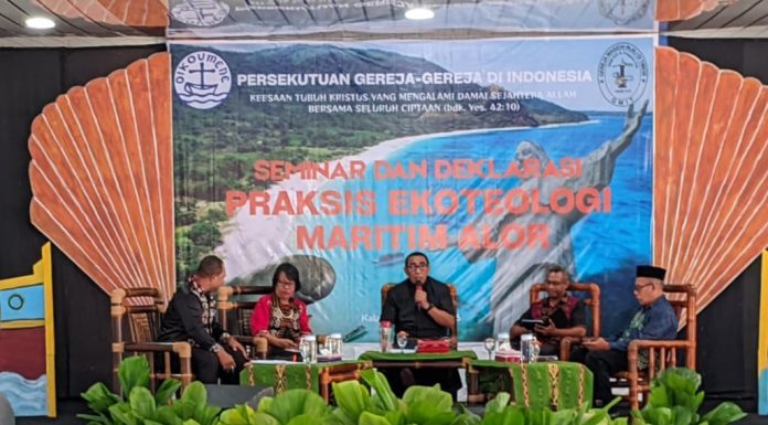 Ketum PGI di Seminar Nasional Ekoteologi Maritim Alor: Gereja Harus Melihat Laut Sebagai Sumber Kehidupan Ketua Umum PGI, Pdt. Jacklevyn Frits Manuputty (tengah) di seminar Nasional Eko-Teologi Maritim Alor, Senin 25 Mei 2026 di Aula Pola Tribuana Kalabahi. (Foto: doc fotografer Jhon Dael).
