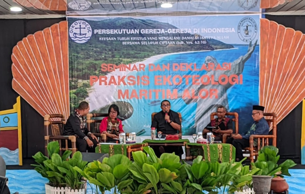 Ketua Umum PGI, Pdt. Jacklevyn Frits Manuputty (tengah) di seminar Nasional Eko-Teologi Maritim Alor, Senin 25 Mei 2026 di Aula Pola Tribuana Kalabahi. (Foto: doc fotografer Jhon Dael). Ketua Umum PGI, Pdt. Jacklevyn Frits Manuputty (tengah) di seminar Nasional Eko-Teologi Maritim Alor, Senin 25 Mei 2026 di Aula Pola Tribuana Kalabahi. (Foto: doc fotografer Jhon Dael).