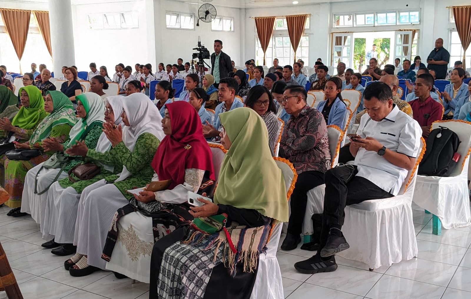 Peserta seminar nasional Eko-Teologi Maritim Alor sedang serius mengikuti materi, Senin 25 Mei 2026 di Aula Gereja Pola Tribuana Kalabahi. (Foto: doc Fotografer Jhon Dael).