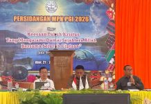 Antisipasi Krisis Global, Sidang MPH PGI di Alor Godok Panduan Bantalan Keluarga Rentan Hadapi Krisis Ketua Umum PGI Pdt. Jacklevyn Frits Manuputty (kanan), Sekretaris Umum PGI Pdt. Darwin Darmawan (kiri), dan Ketua PGI Olly Dondokambey (tengah) memimpin sidang MPH PGI, Jumat 22 Mei di Aula Gereja Pola Tribuana, Alor. (Foto: doc fotografer Jhon Dael).