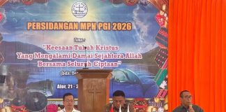 Antisipasi Krisis Global, Sidang MPH PGI di Alor Godok Panduan Bantalan Keluarga Rentan Hadapi Krisis Ketua Umum PGI Pdt. Jacklevyn Frits Manuputty (kanan), Sekretaris Umum PGI Pdt. Darwin Darmawan (kiri), dan Ketua PGI Olly Dondokambey (tengah) memimpin sidang MPH PGI, Jumat 22 Mei di Aula Gereja Pola Tribuana, Alor. (Foto: doc fotografer Jhon Dael).