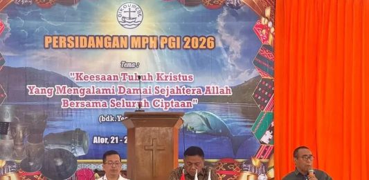 Antisipasi Krisis Global, Sidang MPH PGI di Alor Godok Panduan Bantalan Keluarga Rentan Hadapi Krisis Ketua Umum PGI Pdt. Jacklevyn Frits Manuputty (kanan), Sekretaris Umum PGI Pdt. Darwin Darmawan (kiri), dan Ketua PGI Olly Dondokambey (tengah) memimpin sidang MPH PGI, Jumat 22 Mei di Aula Gereja Pola Tribuana, Alor. (Foto: doc fotografer Jhon Dael).