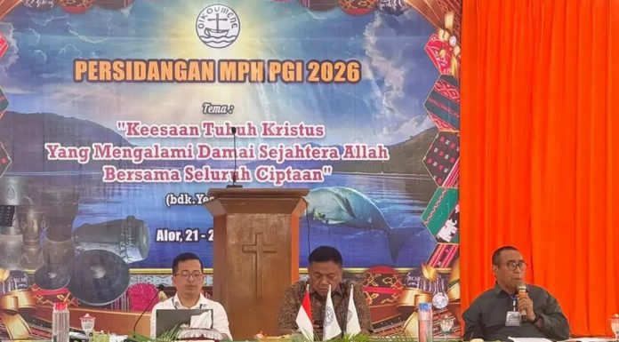 Antisipasi Krisis Global, Sidang MPH PGI di Alor Godok Panduan Bantalan Keluarga Rentan Hadapi Krisis Ketua Umum PGI Pdt. Jacklevyn Frits Manuputty (kanan), Sekretaris Umum PGI Pdt. Darwin Darmawan (kiri), dan Ketua PGI Olly Dondokambey (tengah) memimpin sidang MPH PGI, Jumat 22 Mei di Aula Gereja Pola Tribuana, Alor. (Foto: doc fotografer Jhon Dael).
