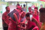 Refleksi Kerukunan dari Ilawe: Ketum PGI Sebut Alor-NTT adalah Teras Depan Indonesia Jemaat GMIT Ismail Ilawe dan Jamaah Masjid Ishak, mengalungkan kain adat Alor kepada Ketua Umum PGI Pdt. Jacklevyn Frits Manuputty, Minggu 24 Mei 2026 di Ilawe Desa Alila Timur, Kecamatan Kabola. (Foto: doc fotografer Jhon Dael).