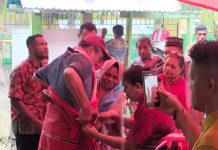 Refleksi Kerukunan dari Ilawe: Ketum PGI Sebut Alor-NTT adalah Teras Depan Indonesia Jemaat GMIT Ismail Ilawe dan Jamaah Masjid Ishak, mengalungkan kain adat Alor kepada Ketua Umum PGI Pdt. Jacklevyn Frits Manuputty, Minggu 24 Mei 2026 di Ilawe Desa Alila Timur, Kecamatan Kabola. (Foto: doc fotografer Jhon Dael).