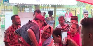 Refleksi Kerukunan dari Ilawe: Ketum PGI Sebut Alor-NTT adalah Teras Depan Indonesia Jemaat GMIT Ismail Ilawe dan Jamaah Masjid Ishak, mengalungkan kain adat Alor kepada Ketua Umum PGI Pdt. Jacklevyn Frits Manuputty, Minggu 24 Mei 2026 di Ilawe Desa Alila Timur, Kecamatan Kabola. (Foto: doc fotografer Jhon Dael).