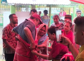Refleksi Kerukunan dari Ilawe: Ketum PGI Sebut Alor-NTT adalah Teras Depan Indonesia Jemaat GMIT Ismail Ilawe dan Jamaah Masjid Ishak, mengalungkan kain adat Alor kepada Ketua Umum PGI Pdt. Jacklevyn Frits Manuputty, Minggu 24 Mei 2026 di Ilawe Desa Alila Timur, Kecamatan Kabola. (Foto: doc fotografer Jhon Dael).