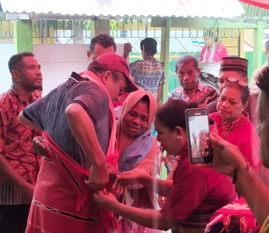 Refleksi Kerukunan dari Ilawe: Ketum PGI Sebut Alor-NTT adalah Teras Depan Indonesia Jemaat GMIT Ismail Ilawe dan Jamaah Masjid Ishak, mengalungkan kain adat Alor kepada Ketua Umum PGI Pdt. Jacklevyn Frits Manuputty, Minggu 24 Mei 2026 di Ilawe Desa Alila Timur, Kecamatan Kabola. (Foto: doc fotografer Jhon Dael).