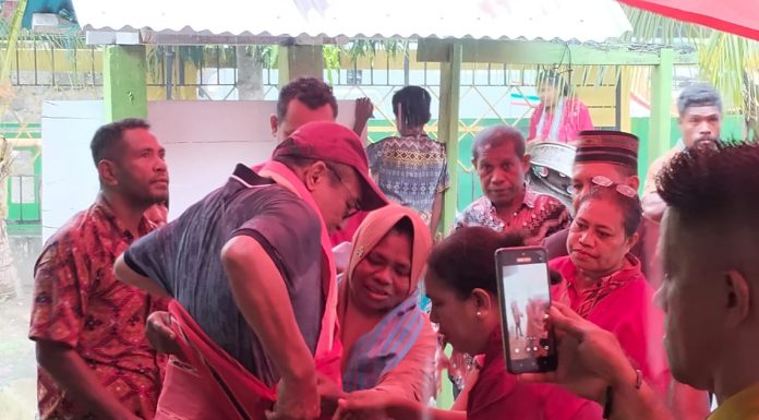 Refleksi Kerukunan dari Ilawe: Ketum PGI Sebut Alor-NTT adalah Teras Depan Indonesia Jemaat GMIT Ismail Ilawe dan Jamaah Masjid Ishak, mengalungkan kain adat Alor kepada Ketua Umum PGI Pdt. Jacklevyn Frits Manuputty, Minggu 24 Mei 2026 di Ilawe Desa Alila Timur, Kecamatan Kabola. (Foto: doc fotografer Jhon Dael).