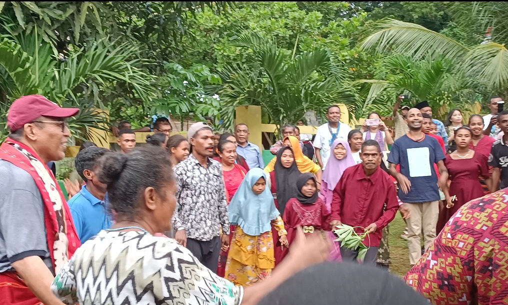 Ketua Umum PGI Pdt. Jacklevyn Frits Manuputty dan rombongan, Lego Lego bersama Jemaat GMIT Ismail Ilawe dan Jamaah Masjid Ishak, Minggu 24 Mei 2026 di Ilawe Desa Alila Timur, Kecamatan Kabola. (Foto: doc tribuanapos.net/dm).