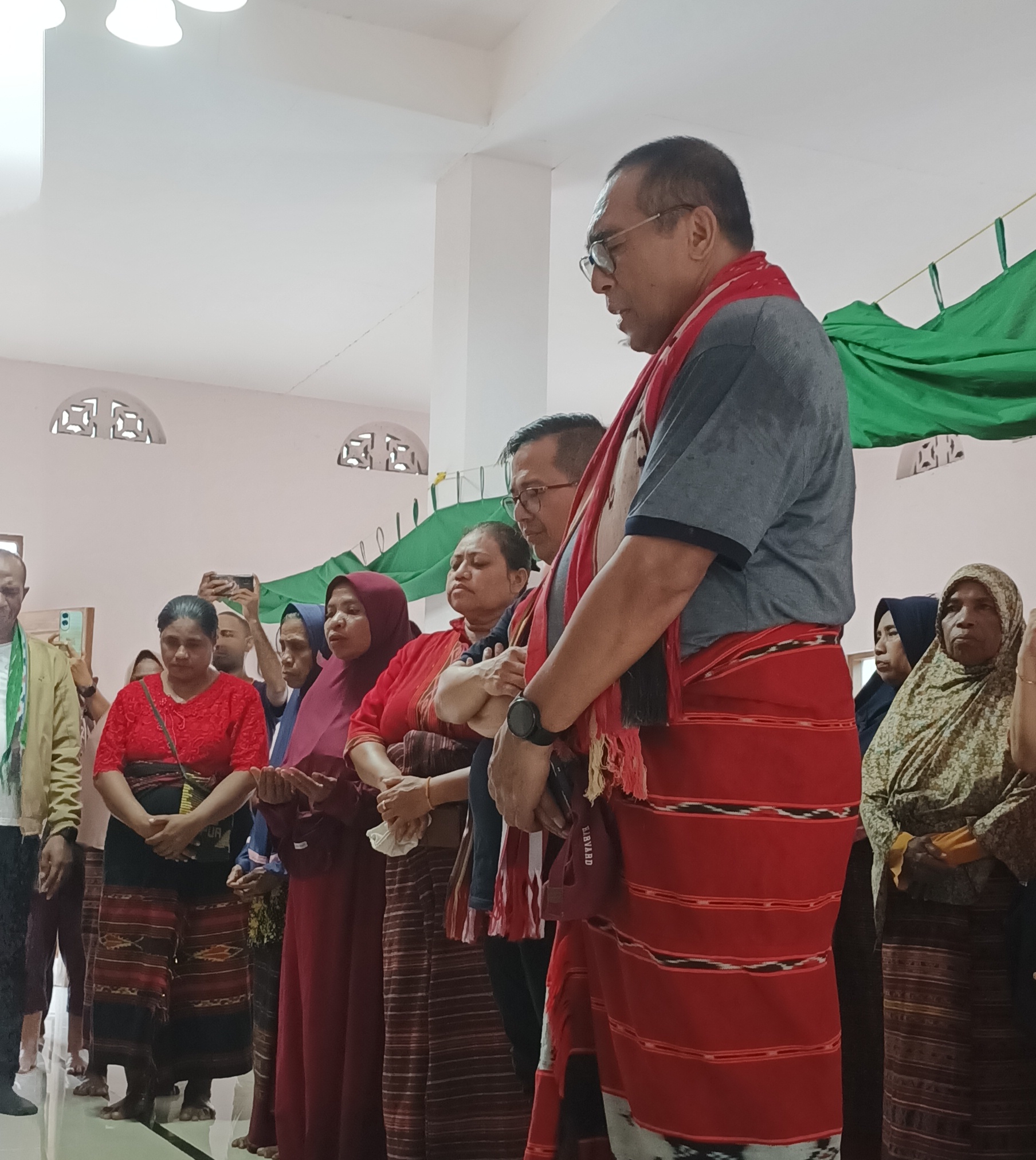 Ketua Umum PGI, Pdt. Jacklevyn Frits Manuputty, memimpin doa bersama di dalam Masjid Ishak di kampung Ilawe Desa Alila Timur, Kecamatan Kabola, Alor, Minggu (24/5). (Foto: doc tribunapos.net/dm).