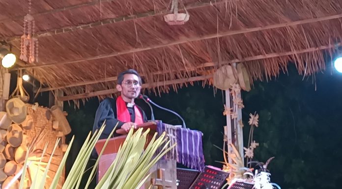 Sukses Menjadi Tuan Rumah Sidang MPH dan HUT ke-76 PGI di Alor, Sinode GMIT: Bukti Nyata Toleransi Hidup di Bumi Flobamora Sekretaris Majelis Sinode GMIT, Pdt. Lay Abdi K. Wenyi, M.Th, ketika membawa sambutan di puncak perayaan HUT Ke-76 PGI, Senin 25 Mei 2026 di Halaman Gereja Pola Tribuana Kalabahi. (Foto: doc tribuanapos.net/dm).