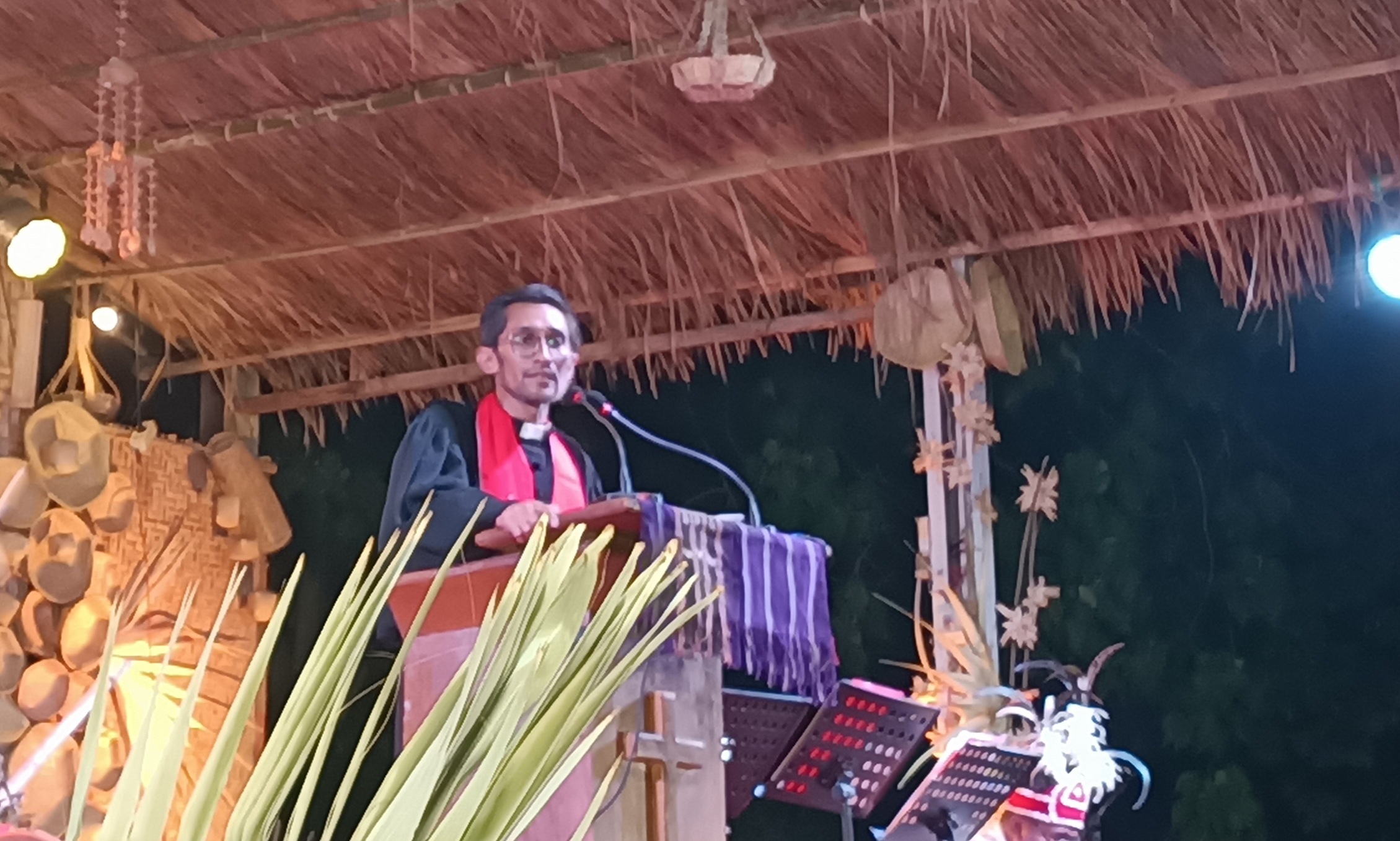 Sekretaris Majelis Sinode GMIT, Pdt. Lay Abdi K. Wenyi, M.Th, ketika membawa sambutan di puncak perayaan HUT Ke-76 PGI, Senin 25 Mei 2026 di Halaman Gereja Pola Tribuana Kalabahi. (Foto: doc tribuanapos.net/dm). Sekretaris Majelis Sinode GMIT, Pdt. Lay Abdi K. Wenyi, M.Th, ketika membawa sambutan di puncak perayaan HUT Ke-76 PGI, Senin 25 Mei 2026 di Halaman Gereja Pola Tribuana Kalabahi. (Foto: doc tribuanapos.net/dm).