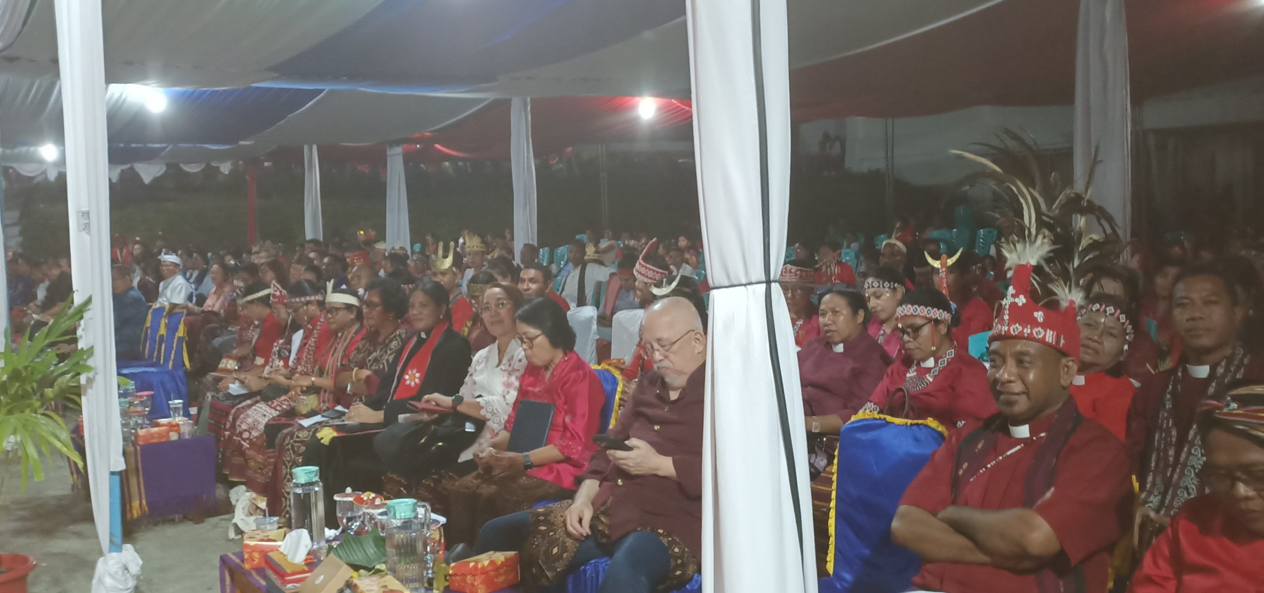 Undangan memadati tenda acara bagian kanan di puncak perayaan HUT Ke-76 PGI, Senin 25 Mei di Halaman Gereja Pola Tribuana. (Foto: doc tribuanapos.net/dm)