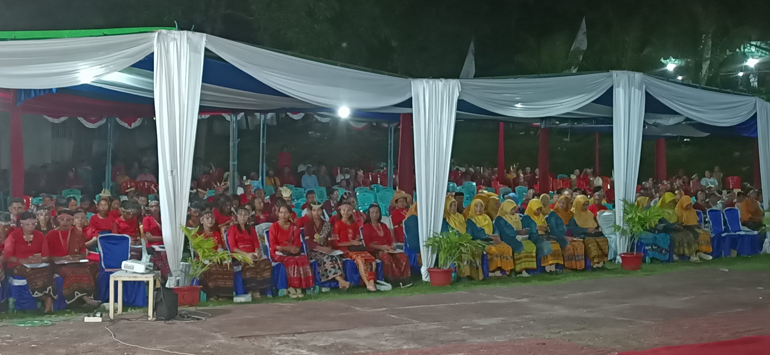 Undangan memadati tenda acara bagian kiri di puncak perayaan HUT Ke-76 PGI, Senin 25 Mei di Halaman Gereja Pola Tribuana. (Foto: doc tribuanapos.net/dm).