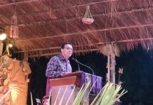 Puncak HUT ke-76 PGI di Alor, Kakanwil Kemenag NTT dan Menteri Agama Tegaskan Pentingnya Merawat Harmoni Kepala Kanwil Kementerian Agama Provinsi Nusa Tenggara Timur, Fransiskus Kariyanto, ketika pidato di puncak perayaan HUT Ke-76 PGI, Senin 25 Mei di Halaman Gereja Pola Tribuana Kalabahi. (Foto: doc tribuanapos.net/dm).