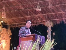 Puncak HUT ke-76 PGI di Alor, Kakanwil Kemenag NTT dan Menteri Agama Tegaskan Pentingnya Merawat Harmoni ​Kepala Kanwil Kementerian Agama Provinsi Nusa Tenggara Timur, Fransiskus Kariyanto, ketika pidato di puncak perayaan HUT Ke-76 PGI, Senin 25 Mei di Halaman Gereja Pola Tribuana Kalabahi. (Foto: doc tribuanapos.net/dm).Â