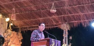 Puncak HUT ke-76 PGI di Alor, Kakanwil Kemenag NTT dan Menteri Agama Tegaskan Pentingnya Merawat Harmoni Kepala Kanwil Kementerian Agama Provinsi Nusa Tenggara Timur, Fransiskus Kariyanto, ketika pidato di puncak perayaan HUT Ke-76 PGI, Senin 25 Mei di Halaman Gereja Pola Tribuana Kalabahi. (Foto: doc tribuanapos.net/dm).