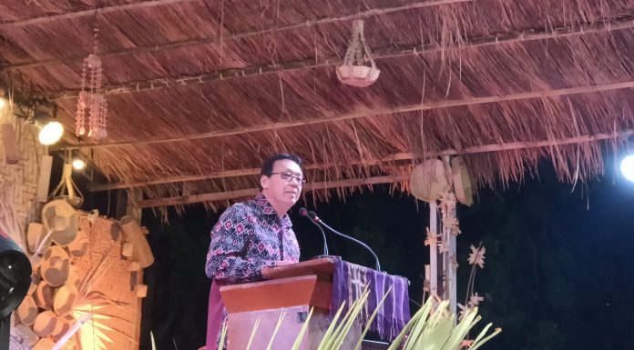 Puncak HUT ke-76 PGI di Alor, Kakanwil Kemenag NTT dan Menteri Agama Tegaskan Pentingnya Merawat Harmoni Kepala Kanwil Kementerian Agama Provinsi Nusa Tenggara Timur, Fransiskus Kariyanto, ketika pidato di puncak perayaan HUT Ke-76 PGI, Senin 25 Mei di Halaman Gereja Pola Tribuana Kalabahi. (Foto: doc tribuanapos.net/dm).