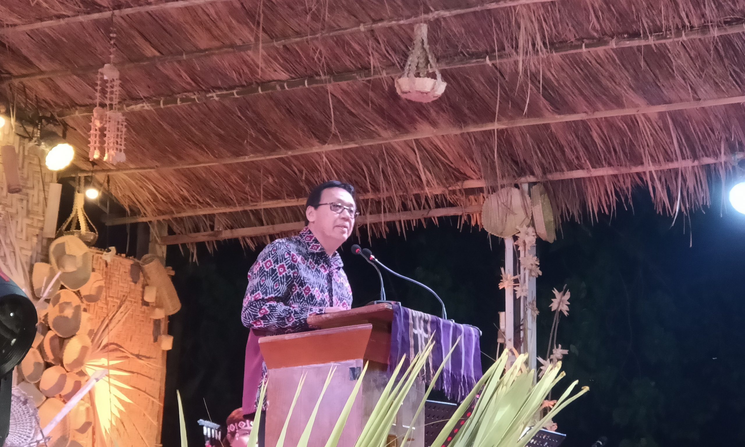 Kepala Kanwil Kementerian Agama Provinsi Nusa Tenggara Timur, Fransiskus Kariyanto, ketika pidato di puncak perayaan HUT Ke-76 PGI, Senin 25 Mei di Halaman Gereja Pola Tribuana Kalabahi. (Foto: doc tribuanapos.net/dm). Kepala Kanwil Kementerian Agama Provinsi Nusa Tenggara Timur, Fransiskus Kariyanto, ketika pidato di puncak perayaan HUT Ke-76 PGI, Senin 25 Mei di Halaman Gereja Pola Tribuana Kalabahi. (Foto: doc tribuanapos.net/dm).