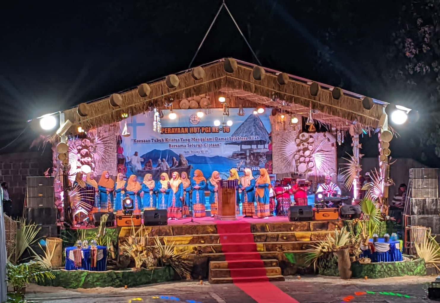 Ibu-ibu umat muslim mengisi Qasidah di acara puncak perayaan HUT Ke-76 PGI, Senin 25 Mei di halaman Gereja Pola Tribuana, Kalabahi. (Foto: doc tribuanapos.net).