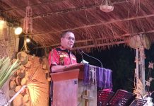 Hadiri Perayaan HUT Ke-76 PGI di Alor, Gubernur NTT Gaungkan Ekonomi Kerakyatan dan Pesan Perdamaian Abadi Gubernur NTT, Emanuel Melkiades Laka Lena, berpidato di acara puncak perayaan HUT Ke-76 PGI, Senin 25 Mei 2026 di Halaman Gereja Pola Tribuana, Kalabahi Kota. (Foto: doc tribuanapos.net/dm).