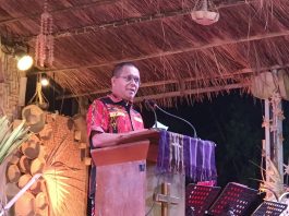 Hadiri Perayaan HUT Ke-76 PGI di Alor, Gubernur NTT Gaungkan Ekonomi Kerakyatan dan Pesan Perdamaian Abadi Gubernur NTT, Emanuel Melkiades Laka Lena, berpidato di acara puncak perayaan HUT Ke-76 PGI, Senin 25 Mei 2026 di Halaman Gereja Pola Tribuana, Kalabahi Kota. (Foto: doc tribuanapos.net/dm).Â