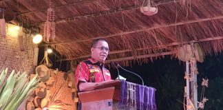 Hadiri Perayaan HUT Ke-76 PGI di Alor, Gubernur NTT Gaungkan Ekonomi Kerakyatan dan Pesan Perdamaian Abadi Gubernur NTT, Emanuel Melkiades Laka Lena, berpidato di acara puncak perayaan HUT Ke-76 PGI, Senin 25 Mei 2026 di Halaman Gereja Pola Tribuana, Kalabahi Kota. (Foto: doc tribuanapos.net/dm).