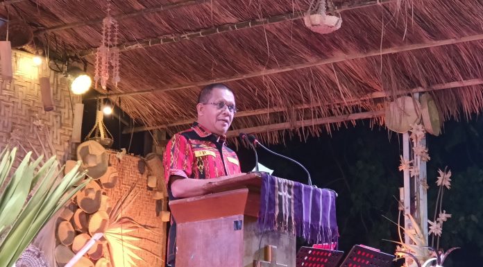 Hadiri Perayaan HUT Ke-76 PGI di Alor, Gubernur NTT Gaungkan Ekonomi Kerakyatan dan Pesan Perdamaian Abadi Gubernur NTT, Emanuel Melkiades Laka Lena, berpidato di acara puncak perayaan HUT Ke-76 PGI, Senin 25 Mei 2026 di Halaman Gereja Pola Tribuana, Kalabahi Kota. (Foto: doc tribuanapos.net/dm).