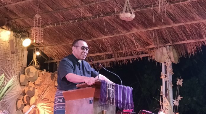 Rayakan HUT ke-76 PGI di Alor: Ketum PGI Tegaskan Esensi ‘Relasio Ergo Sum’ dan Panggilan Menjaga Semesta Ketum PGI Pdt. Jacklevyn Frits Manuputty menyampaikan pidato bermakna dalam di puncak Perayaan HUT Ke-76 PGI, Senin 25 Mei 2026 di Halaman Gereja Pola Tribuana, Kalabahi Kota. (Foto: doc tribuanapos.net/dm).