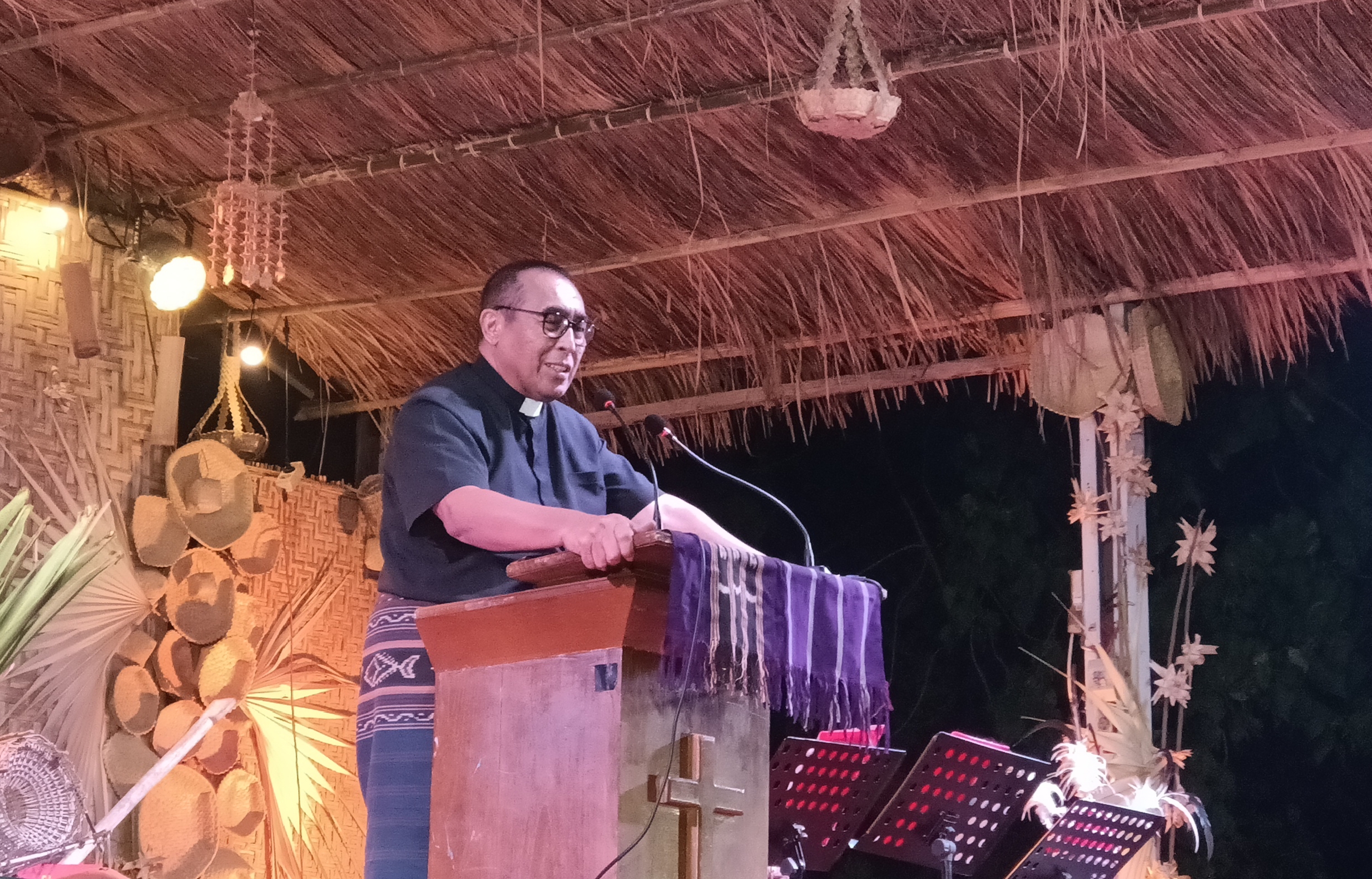 Ketum PGI Pdt. Jacklevyn Frits Manuputty menyampaikan pidato bermakna dalam di puncak Perayaan HUT Ke-76 PGI, Senin 25 Mei 2026 di Halaman Gereja Pola Tribuana, Kalabahi Kota. (Foto: doc tribuanapos.net/dm). Ketum PGI Pdt. Jacklevyn Frits Manuputty menyampaikan pidato bermakna dalam di puncak Perayaan HUT Ke-76 PGI, Senin 25 Mei 2026 di Halaman Gereja Pola Tribuana, Kalabahi Kota. (Foto: doc tribuanapos.net/dm).