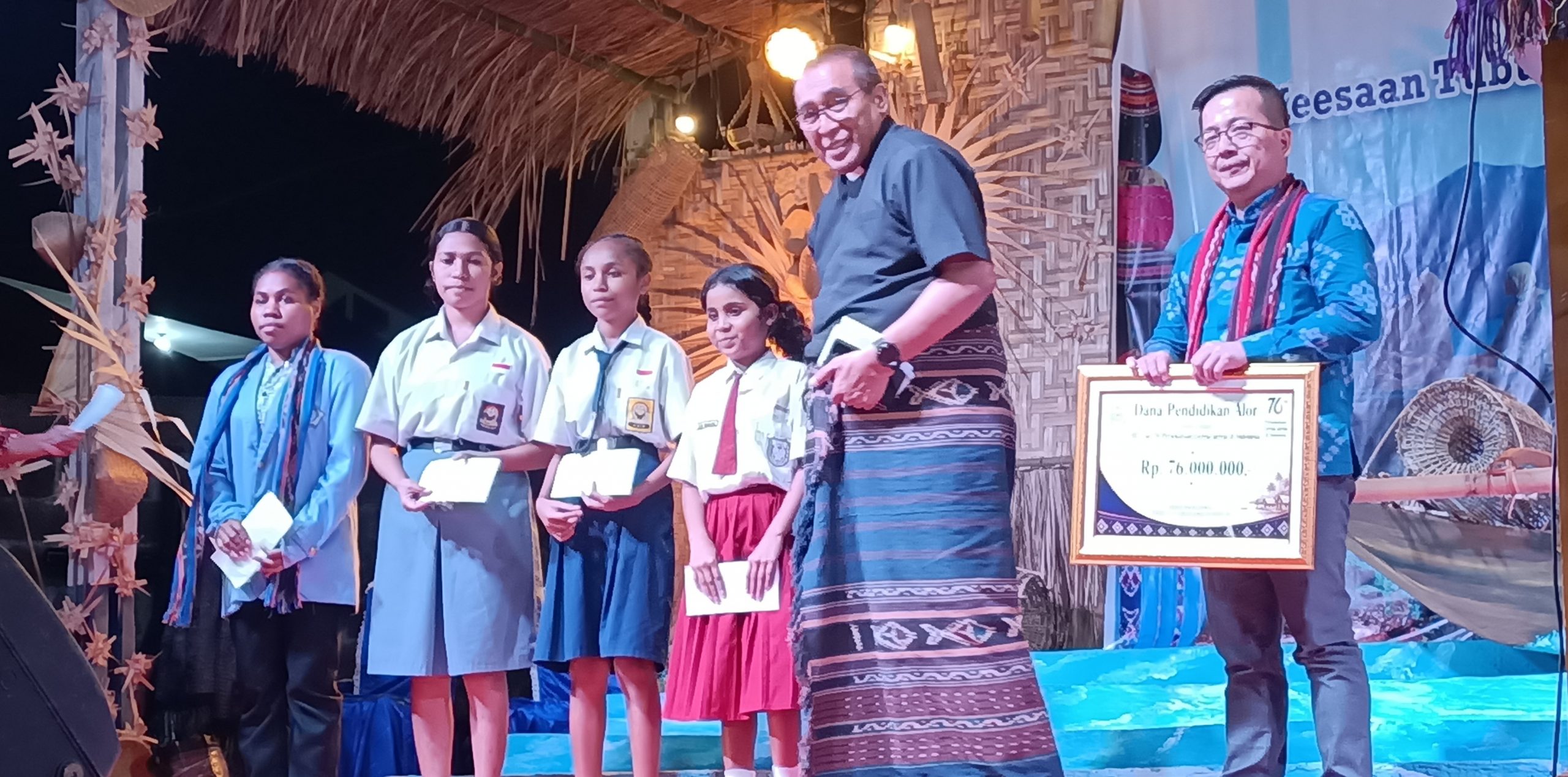 Ketum PGI Pdt. Jacklevyn Frits Manuputty foto bersama siswa penerima beasiswa dari PGI di puncak Perayaan HUT Ke-76 PGI, Senin 25 Mei 2026 di Halaman Gereja Pola Tribuana, Kalabahi Kota. (Foto: doc tribuanapos.net/dm).