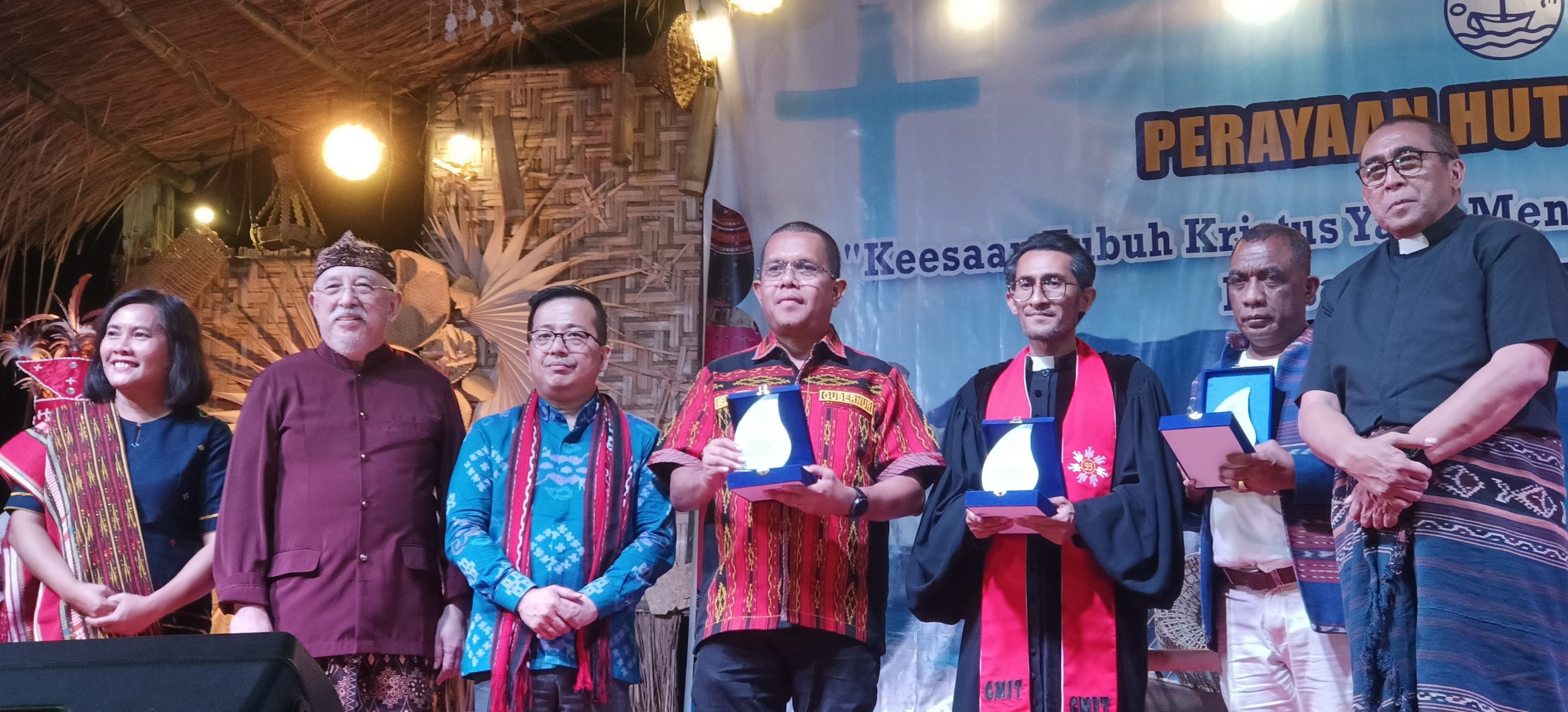 Ketum PGI Pdt. Jacklevyn Frits Manuputty menyerahkan plakat hadiah kepada Gubernur NTT dan Sekretaris Sinode GMIT di puncak Perayaan HUT Ke-76 PGI, Senin 25 Mei 2026 di Halaman Gereja Pola Tribuana, Kalabahi Kota. (Foto: doc tribuanapos.net/dm).