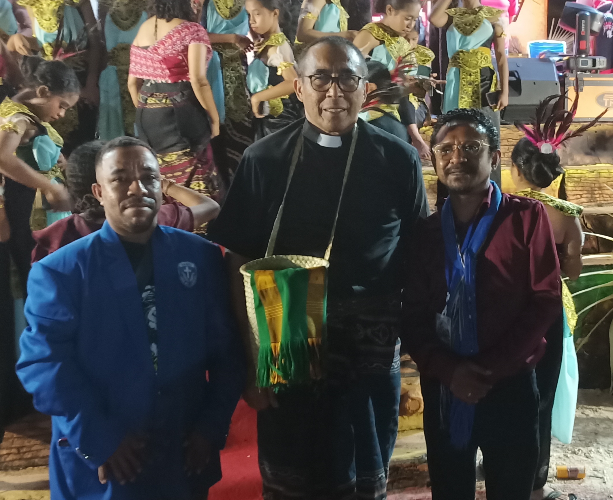 Ketum PGI Pdt. Jacklevyn Frits Manuputty foto bersama Pengurus GAMKI Cabang Alor di puncak Perayaan HUT Ke-76 PGI, Senin 25 Mei 2026 di Halaman Gereja Pola Tribuana, Kalabahi Kota. (Foto: doc tribuanapos.net/dm).