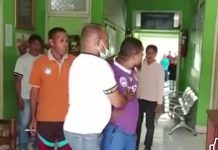 Belum Bayar Gaji 5 Bulan, Guru PPPK Paruh Waktu Mengamuk di Dinas Pendidikan Alor Tangkapan layar Facebook Guru Intel Habeleng (baju ungu) sedang mengamuk di kantor Dinas Pendidikan Alor, Jumat (29/5) gegara dinas belum proses pembayaran gaji 1.500 lebih guru tenaga PPPK Paruh Waktu.