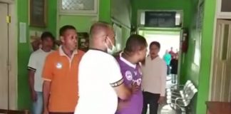 Belum Bayar Gaji 5 Bulan, Guru PPPK Paruh Waktu Mengamuk di Dinas Pendidikan Alor Tangkapan layar Facebook Guru Intel Habeleng (baju ungu) sedang mengamuk di kantor Dinas Pendidikan Alor, Jumat (29/5) gegara dinas belum proses pembayaran gaji 1.500 lebih guru tenaga PPPK Paruh Waktu.