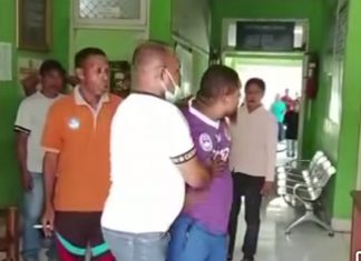 Belum Bayar Gaji 5 Bulan, Guru PPPK Paruh Waktu Mengamuk di Dinas Pendidikan Alor Tangkapan layar Facebook Guru Intel Habeleng (baju ungu) sedang mengamuk di kantor Dinas Pendidikan Alor, Jumat (29/5) gegara dinas belum proses pembayaran gaji 1.500 lebih guru tenaga PPPK Paruh Waktu.