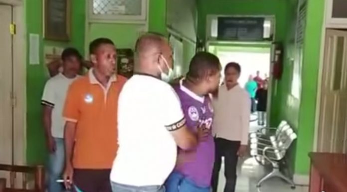 Belum Bayar Gaji 5 Bulan, Guru PPPK Paruh Waktu Mengamuk di Dinas Pendidikan Alor Tangkapan layar Facebook Guru Intel Habeleng (baju ungu) sedang mengamuk di kantor Dinas Pendidikan Alor, Jumat (29/5) gegara dinas belum proses pembayaran gaji 1.500 lebih guru tenaga PPPK Paruh Waktu.