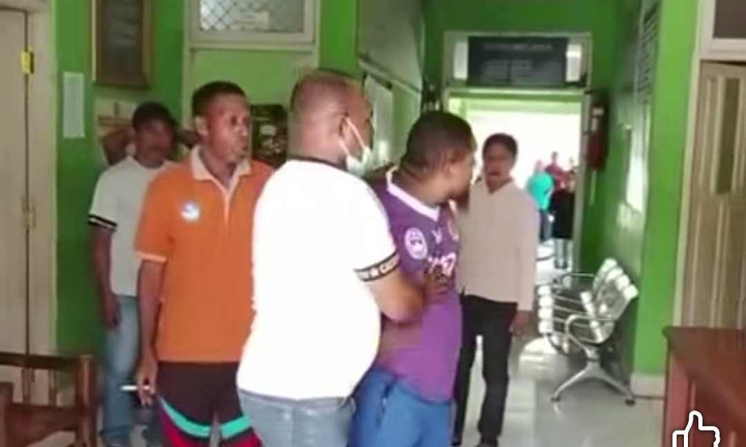 Tangkapan layar Facebook Guru Intel Habeleng (baju ungu) sedang mengamuk di kantor Dinas Pendidikan Alor, Jumat (29/5) gegara dinas belum proses pembayaran gaji 1.500 lebih guru tenaga PPPK Paruh Waktu. Tangkapan layar Facebook Guru Intel Habeleng (baju ungu) sedang mengamuk di kantor Dinas Pendidikan Alor, Jumat (29/5) gegara dinas belum proses pembayaran gaji 1.500 lebih guru tenaga PPPK Paruh Waktu.