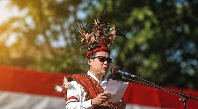 Pimpin Upacara Harla Pancasila, Wakil Bupati Alor Ajak Generasi Muda Jadikan Pancasila Living Ideologi Wakil Bupati Alor, Rocky Winaryo, memimpin Upacara Peringatan Hari Lahir Pancasila yang berlangsung di halaman Kantor Bupati Alor, Batunirwala, Senin 1 Juni 2026. (Sumber Foto: Akun Facebook Rocky Winaryo).