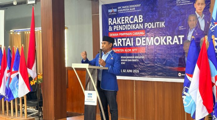 Partai Demokrat Alor Gelar Rakercab dan Pendidikan Politik, Fokus Konsolidasi Menangkan Pemilu 2029 Ketua DPC Partai Demokrat Kabupaten Alor, Lukas Reiner Atabuy, ketika sambutan di acara pembukaan Rakercab dan Pendidikan Politik, Selasa 2 Juni 2026. (Foto: doc tribuanapos.net).