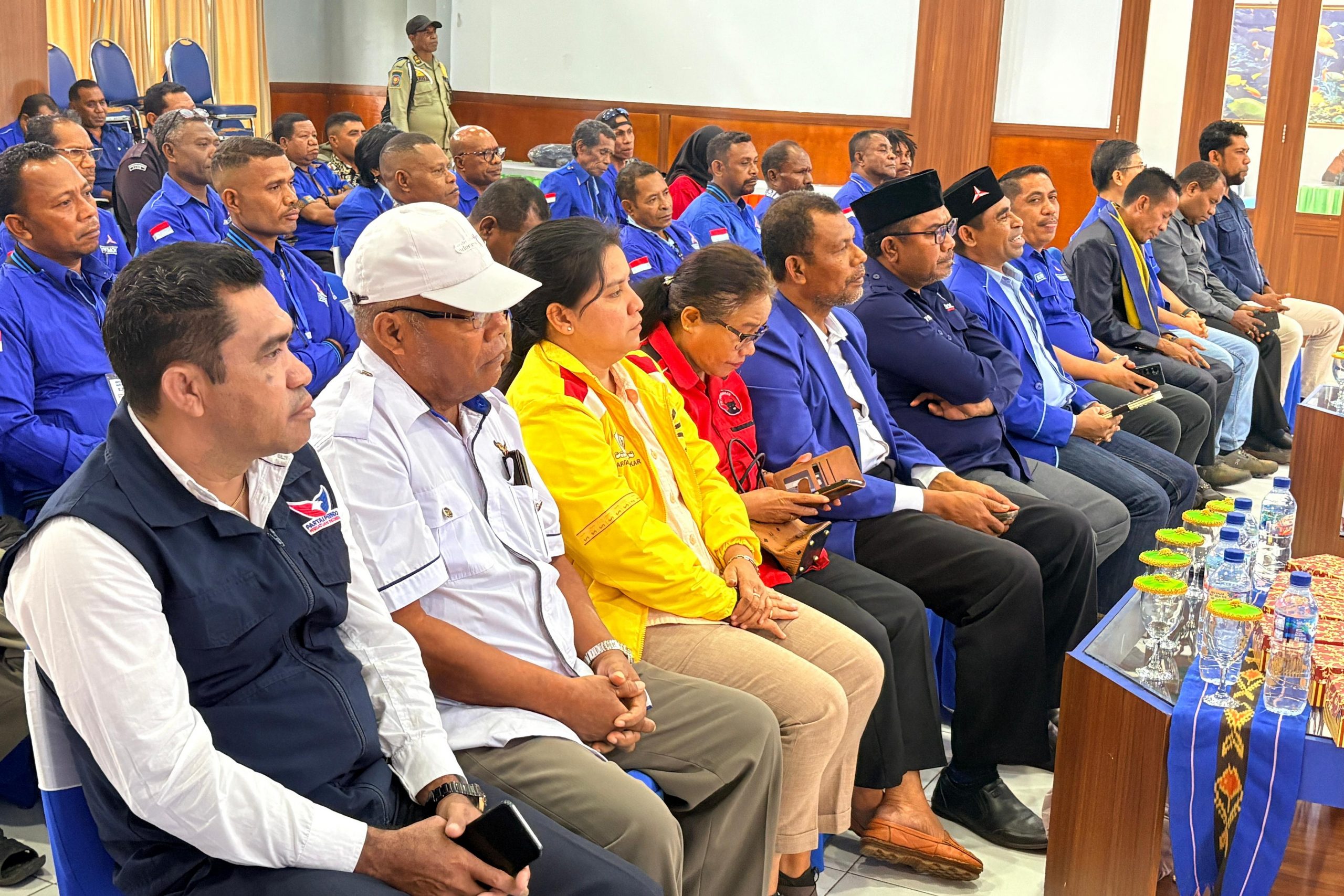 Wakil Bupati Alor Rocky Winaryo, Ketua DPRD Alor Paulus Buche Brikmar dan pimpinan partai politik di Kabupaten Alor menghadiri pembukaan Rakercab dan Pendidikan Politik Partai Demokrat, Selasa 2 Juni 2026 di Aula Kopdit Citra Hidup, Kalabahi. (Foto: doc tribuanapos.net). 