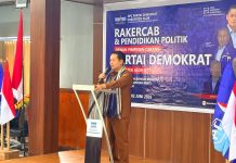 Beri Arahan di Rakercab Demokrat, Wabup Alor Ajak Parpol Redam Gejolak Sosial dan Kawal Pembangunan Daerah Wakil Bupati Alor Rocky Winaryo ketika memberikan pidato arahan di acara pembukaan Rakercab dan Pendidikan Politik Partai Demokrat, Selasa 2 Juni 2026 di Aula Kopdit Citra Hidup, Kalabahi. (Foto: doc tribuanapos.net/).