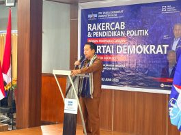 Beri Arahan di Rakercab Demokrat, Wabup Alor Ajak Parpol Redam Gejolak Sosial dan Kawal Pembangunan Daerah Wakil Bupati Alor Rocky Winaryo ketika memberikan pidato arahan di acara pembukaan Rakercab dan Pendidikan Politik Partai Demokrat, Selasa 2 Juni 2026 di Aula Kopdit Citra Hidup, Kalabahi. (Foto: doc tribuanapos.net/).