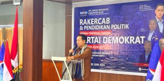 Beri Arahan di Rakercab Demokrat, Wabup Alor Ajak Parpol Redam Gejolak Sosial dan Kawal Pembangunan Daerah Wakil Bupati Alor Rocky Winaryo ketika memberikan pidato arahan di acara pembukaan Rakercab dan Pendidikan Politik Partai Demokrat, Selasa 2 Juni 2026 di Aula Kopdit Citra Hidup, Kalabahi. (Foto: doc tribuanapos.net/).