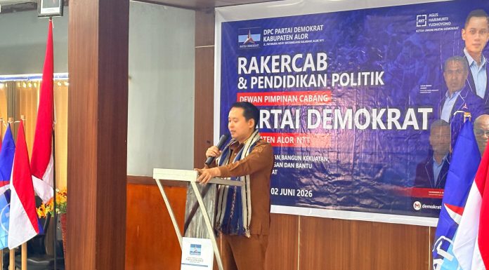 Beri Arahan di Rakercab Demokrat, Wabup Alor Ajak Parpol Redam Gejolak Sosial dan Kawal Pembangunan Daerah Wakil Bupati Alor Rocky Winaryo ketika memberikan pidato arahan di acara pembukaan Rakercab dan Pendidikan Politik Partai Demokrat, Selasa 2 Juni 2026 di Aula Kopdit Citra Hidup, Kalabahi. (Foto: doc tribuanapos.net/).