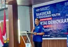 Buka Rakercab Demokrat Alor, Bobby Pakh Minta Kader Siap Menangkan Kontestasi Politik 2029 Wakil Ketua DPD Partai Demokrat Provinsi NTT, Bobby Pakh ketika membuka kegiatan Rakercab dan Pendidikan Politik Partai Demokrat Alor, Selasa 2 Juni 2026 di Aula Kopdit Citra Hidup Kalabahi. (Foto: doc tribuanapos.net/dm).